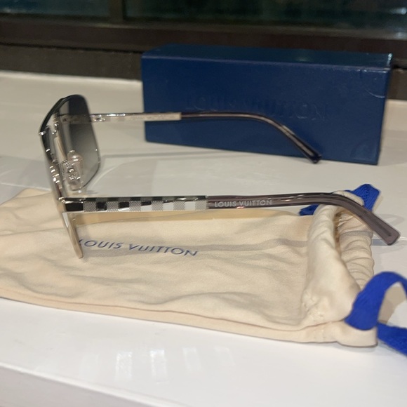 ❗️MENS LV ATTITUDEDE SUNGLASSESS❗️ - Picture 6 of 10